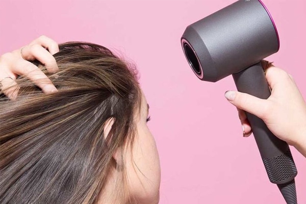 7 nguyên nhân khiến tóc nhanh bết dính và cách khắc phục