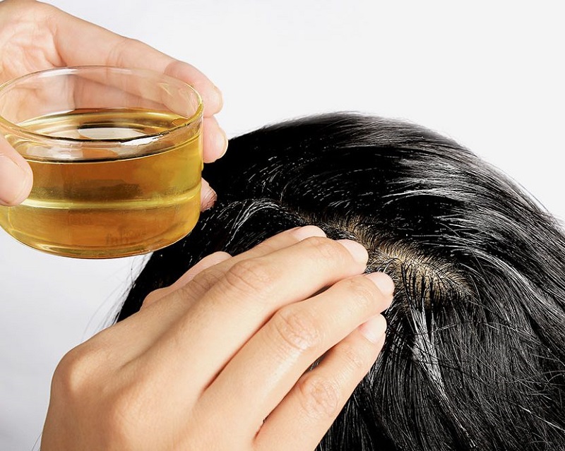 Ủ tóc bằng dầu dừa - Mẹo chăm sóc tóc bạn không thể bỏ qua
