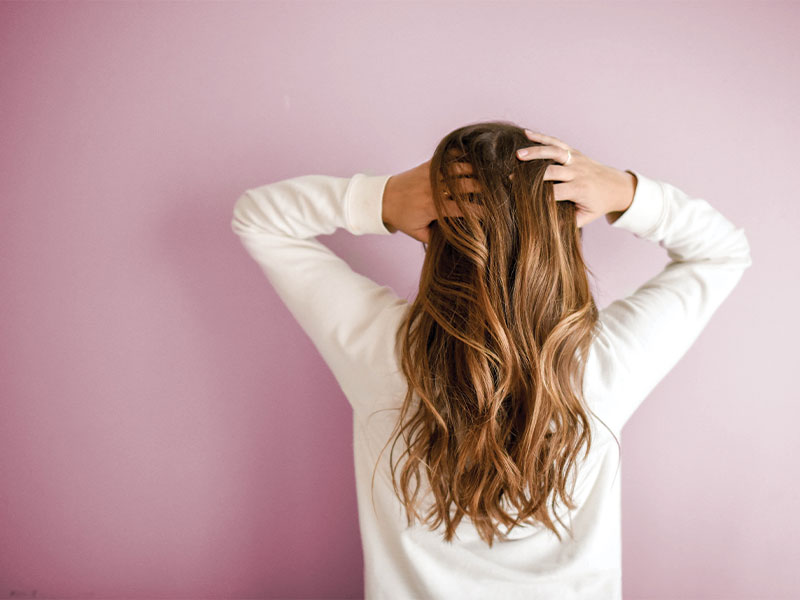 Tạm biệt nỗi lo tóc bết: Tham khảo các cách chăm sóc tóc mùa hè